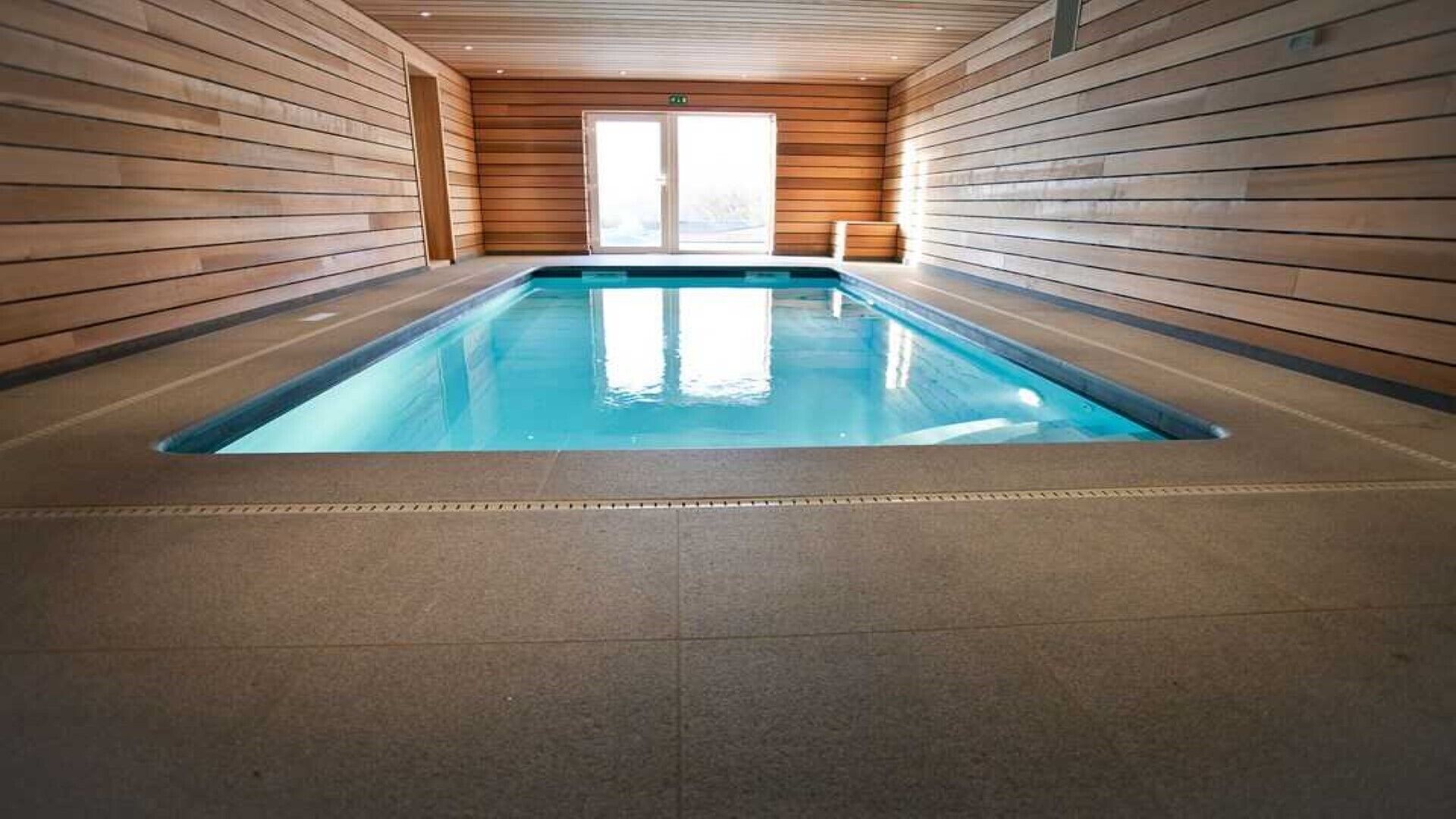 Piscina interna, piscina aquecida