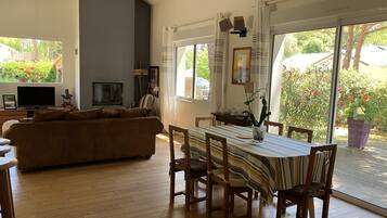 Televisie en een open haard