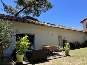 Outdoor dining - House feet in the sand, nature forest and beach on foot, Saint Palais/mer (Saint-Palais-sur-Mer)