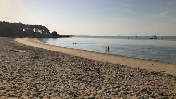 A beach with a sandy shore, calm water, and boats in the distance. - KERNEVEST - Jardin, Tennis, Plage 600m - DT185 (Saint-Philibert)