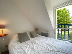 1 chambre, fer et planche Ă repasser