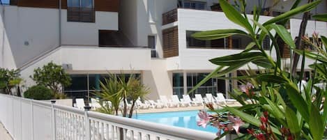Una piscina cubierta, una piscina al aire libre