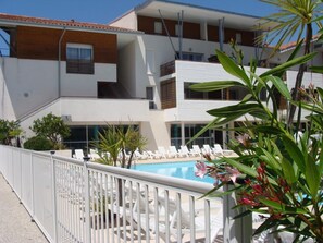 Inomhuspool och utomhuspool