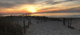 apartment sleeps 6 2 steps from the ocean