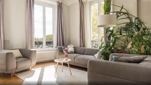 A modern living room with two sofas, a coffee table, and a large plant. - ❤️❤️Paris Center Bastille Magnificient view Flat 3 rooms 2 bedrooms (Paris)