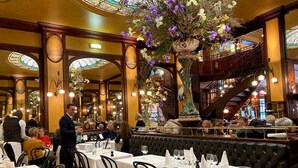 A restaurant with ornate architecture, including stained glass windows and a grand staircase. Tables are set with white tablecloths and wine glasses. - ❤️❤️Paris Center Bastille Magnificient view Flat 3 rooms 2 bedrooms (Paris)
