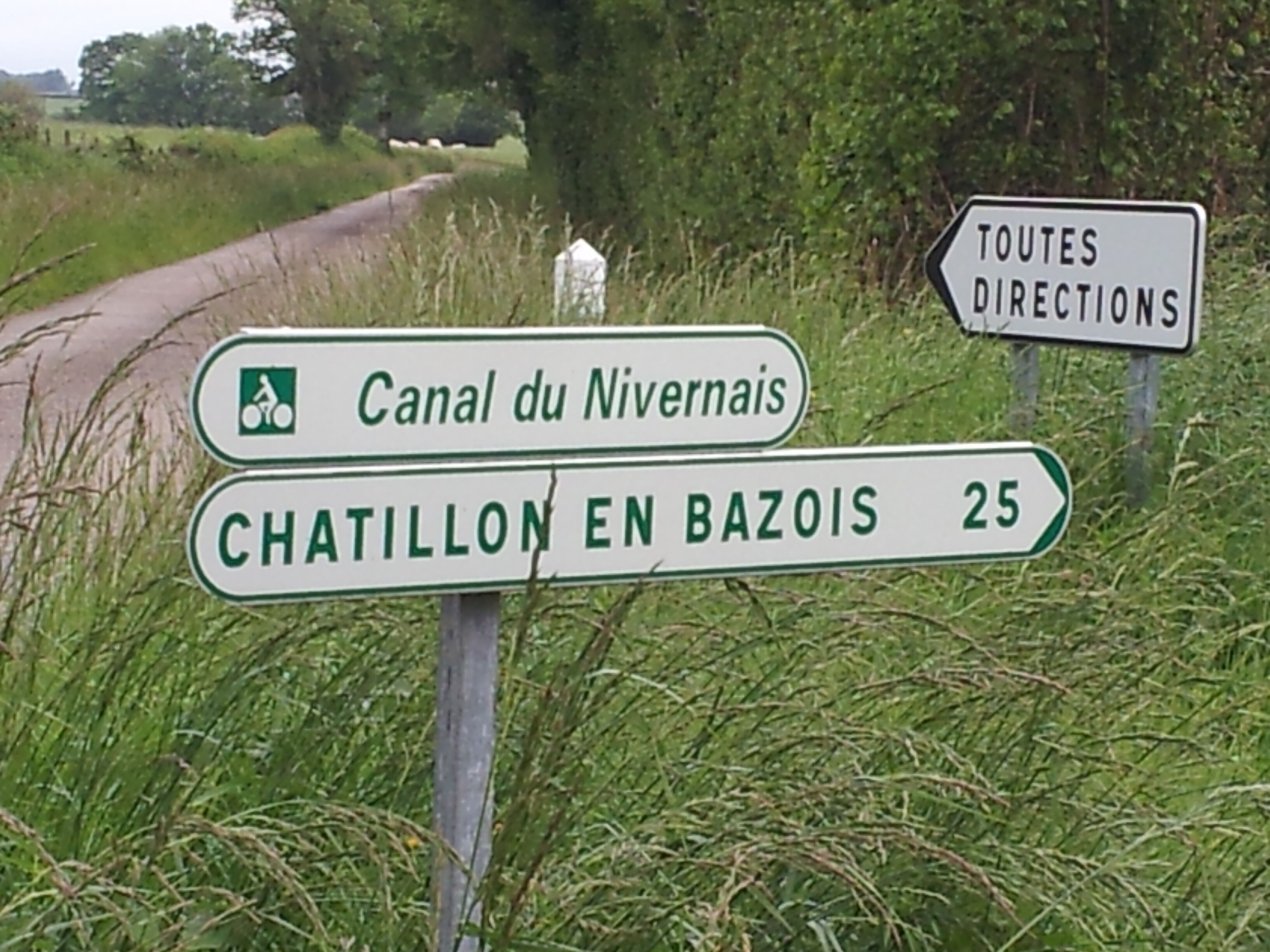 A directional sign with "Canal du Nivernais" and "Chatillon en Bazois" along with a distance marker of 25.
