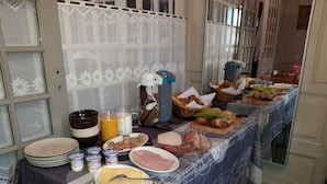 Un buffet de petit-déjeuner proposant une variété d'aliments et de boissons.