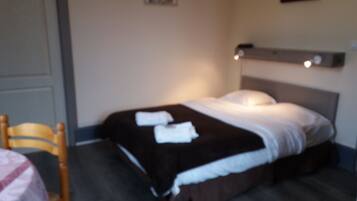 2 chambres, coffres-forts dans les chambres, fer et planche Ă repasser