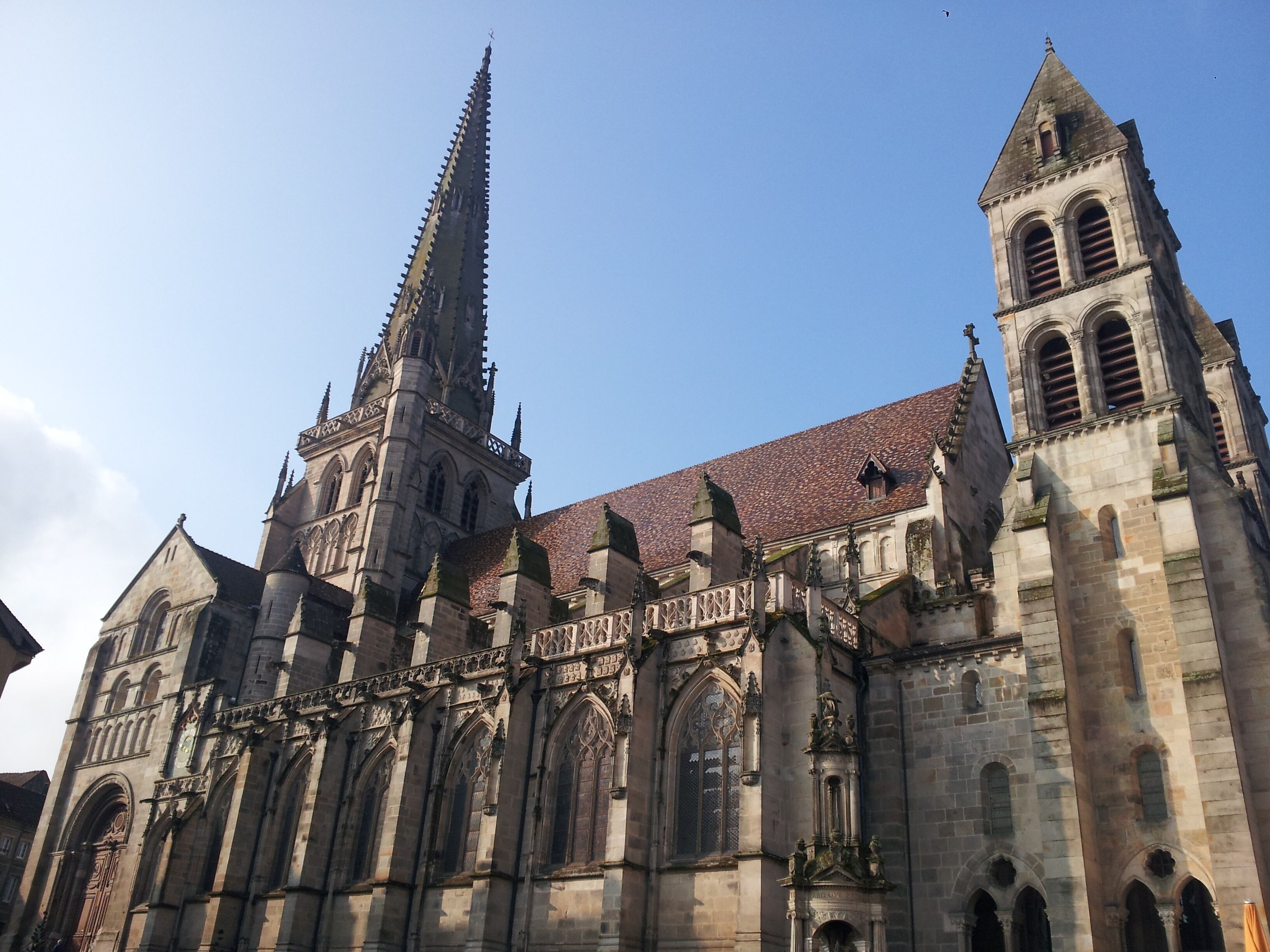 Een historische kathedraal met twee torens, grote gewelfde ramen en ingewikkelde stenen beeldhouwwerken.