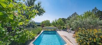 Maison neuve, lumineuse, avec piscine privative chauffée au coeur de la Provence