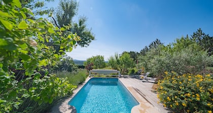 Maison neuve, lumineuse, avec piscine privative chauffée au coeur de la Provence