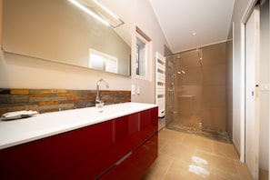 Ensemble douche/baignoire, sèche-cheveux, serviettes fournies