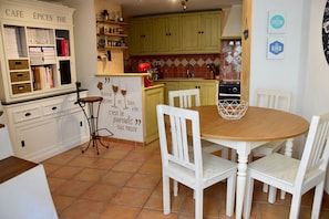 Dining - Village house in medieval Hyères. (Hyères)