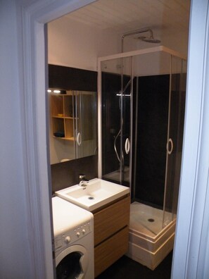 Ducha, secador de pelo, papel higiénico