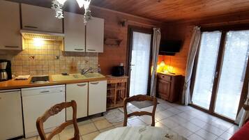 Réfrigérateur, micro-ondes, plaque de cuisson, lave-vaisselle