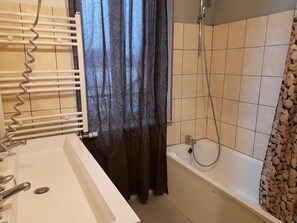 淋浴/盆浴组合、吹风机、毛巾、肥皂