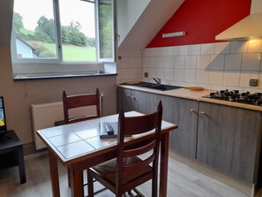 Fridge, microwave, stovetop, coffee/tea maker - Les Buissonnets "Salièri" apartment for 3 people in the Morvan  (Saint-Honoré-les-Bains)