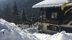 A snow-covered mountain with a wooden cabin featuring a balcony. - L'Eterle de Motzon en Bauges: in the mountains, snow, skiing, hiking, relaxation... (Aillon-le-Jeune)