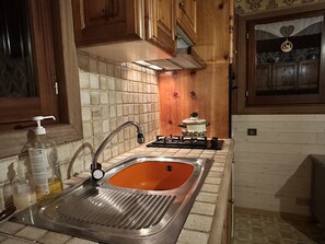 Frigorifero, microonde, forno, piano cottura