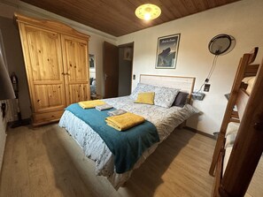 1 chambre, bureau, fer et planche à repasser, lit de bébé portatif