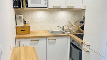 Een koelkast, een microgolfoven, een oven, een vaatwasser