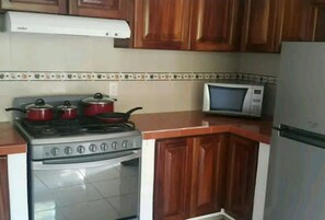 Refrigerador, microondas, horno y parrilla de estufa 