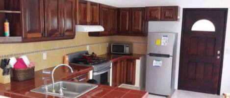 Geladeira, micro-ondas, fogão, cooktop