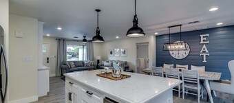 Old Town Scottsdale Luxury!  Heated Pool + Jacuzzi + Pool Table + Fire pit + BBQ