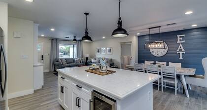 Old Town Scottsdale Luxury! Heated Pool + Jacuzzi + Pool Table + Fire pit + BBQ