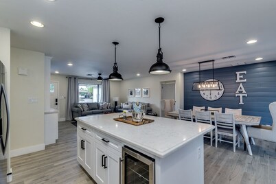 Old Town Scottsdale Luxury! Heated Pool + Jacuzzi + Pool Table + Fire pit + BBQ