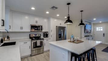 Geladeira, micro-ondas, fogão, cooktop