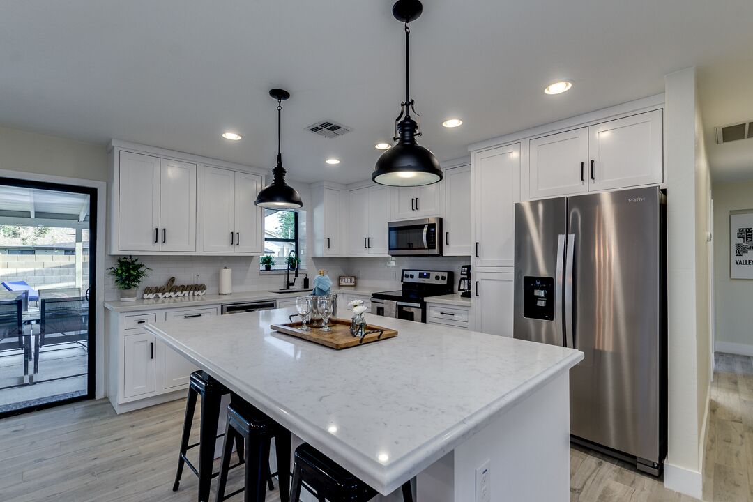 Réfrigérateur, micro-ondes, four, plaque de cuisson