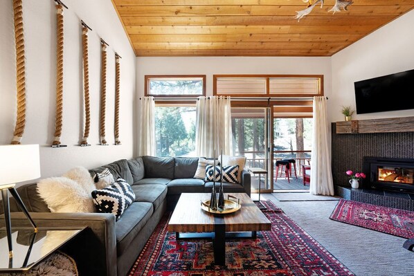 スマートテレビ、暖炉、書庫、ミュージックライブラリ