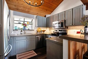 冷蔵庫、電子レンジ、オーブン、コンロ