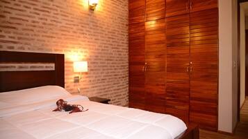 2 bedrooms, iron/ironing board, internet, bed sheets