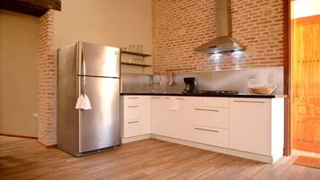 Coffee/tea maker, cookware/dishes/utensils