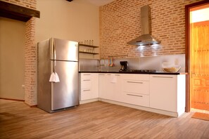 Coffee/tea maker, cookware/dishes/utensils - Callejon De Regina@Zona Colonial (Zona Colonial)