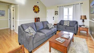 Smart-TV, Kamin, DVD-Player, Bücher