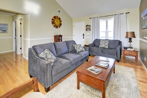 Smart TV, chimenea, reproductor de DVD, libros