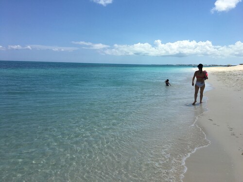 Gated Villa + Private Pool + Laundry + BBQ. Walk to GraceBay Beach, Shops/Food