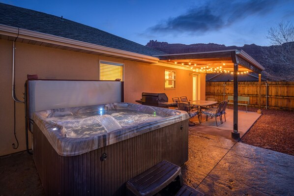 Terrace/patio - Hot Tub & Outdoor Living | Rim View Retreat | Fenced Backyard (Moab)