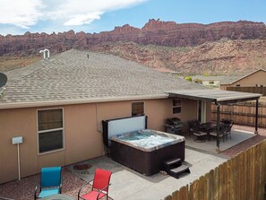 Outdoor dining - Hot Tub & Outdoor Living | Rim View Retreat | Fenced Backyard (Moab)