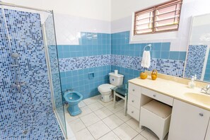 Banheira, toalhas de banho, sabonete, shampoo