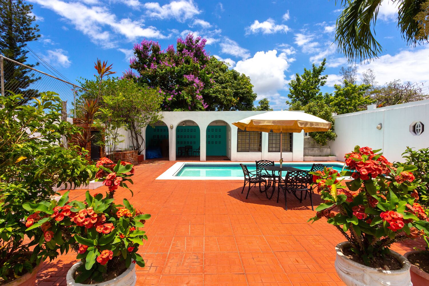 Una piscina al aire libre