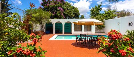 Una piscina al aire libre