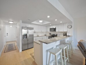 Jääkaappi, mikroaaltouuni, uuni, astianpesukone