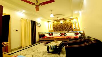 5 Schlafzimmer, Zimmersafe, Bügeleisen/Bügelbrett, WLAN