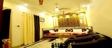 5 slaapkamers, een kluis op de kamer, een strijkplank/strijkijzer, wifi