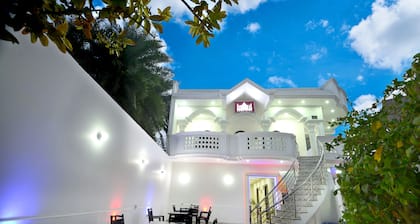 TAJ SQUARE HOMESTAY